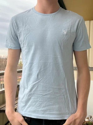Ralph Lauren T-shirt  -    Helt nya Ralph Lauren T-shirts i olika färger och storlekar, perfekta till sommaren. Nypris 1000kr  Rabatt vid köp av fler! 2 för 450 (spara 50kr) 3 för 550 (spara 200kr) 4 för 600 (spara 400kr)  Modellen på bilden är 190 och väger 85 men de är tts så välj den storlek ni brukar ha. 