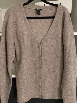 Stickad kofta  - En stickad kofta från Lindex i storlek m 