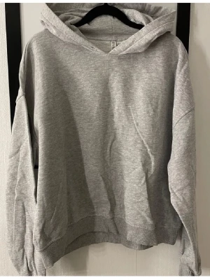 Hoodie  - En grå hoodie från hm i storlek m