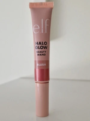 e.l.f. Halo Glow Beauty Wand Blush - Flytande rouge från e.l.f. i färgen Pink-Me-Up. Kommer i en smidig tub med applikator, perfekt för att ge kinderna en fräsch rosa ton och naturlig glow. Enkel att blanda ut för ett jämnt resultat. Passar dig som gillar ett fräscht och glowy smink. Använd 2, 3 gånger.