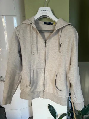 Ralph Lauren zip hoodie - Det Ralph lauren zip hoodie i beige färg. Storlek S. 