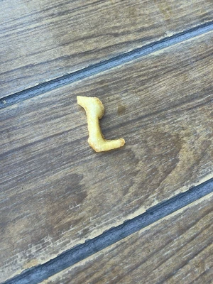 Pommes formad som bokstaven L - Unik pommes frites som ser ut som bokstaven L. Perfekt för dig som gillar roliga former på snacks eller vill imponera på kompisarna med något annorlunda. Krispig och gyllene, passar till alla som gillar pommes med en twist.