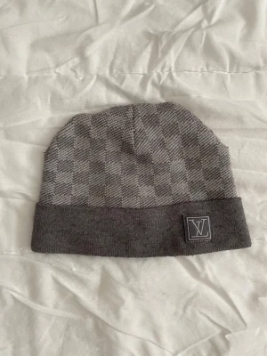 Zara mössa  - Snygg grå mössa från Zara inför vintern.