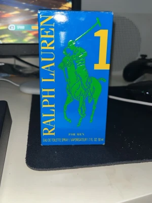 Ralph Lauren Big Pony 1 EdT 50ml - Fräsch herrparfym från Ralph Lauren i serien Big Pony 1. Kommer i en blå kartong med stor gul etta och grön polospelare. Flaskan innehåller 50 ml eau de toilette spray. Perfekt för dig som gillar sportig och energisk doft.