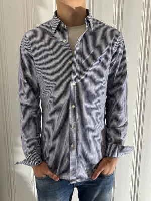 Randing skjorta från Polo Ralph Lauren - Säljer denna sjukt fina skjorta från Polo Ralph Lauren i storlek S Slim fit. Skjortan är i toppenskick utan några skavanker! 🤩| Nypris: ca 1600kr | Perfekt nu inför sommaren! ☀️Tveka inte på att skriva om du har frågor! 🙌 Priset är inte hugget i sten vid snabb affär! 🪨