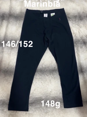 Mörkblå leggings  - Snygga marinblå leggings.  Perfekta för en avslappnad stil och lätta att matcha med olika toppar. Fint använt skick. Ej hellånga. Marinblå. Storlek 146/152
