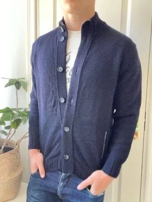 Gran sasso cardigan  - Gran sasso cardigan, hur najs som helst. Inga defekter! Modellen i bilderna är 180 cm 75 kg och bär Storlek M , Kom med frågor! 🌟 (Kan gå ned i pris vid köp av paket 😉) 