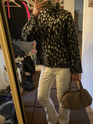 Hm mohair tröja  - Säljer denna jättefina mohair tröjan från hm, tror inte den finns kvar längre och har bara använts en gång. Ställ gärna frågor eller om man vill ha fler bilder ❣️