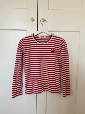 Comme des garcons tröja - Tröja från Comme des garcons i storlek M. Pris går att diskutera!