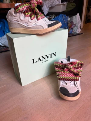 Lanvin curb - Feta Lanvin curbs, använt dom typ 5 gånger, knappt någon smuts på dom. Storlek 45 men passar lite mer som 44