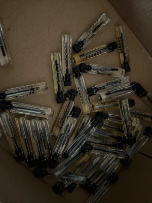 Essnce parfym testers - carashmellow, very cherry, dusty amber 2x, sassy classy, coco on the beach, sweet vara, hotter mimosa, feminine flora, cherrylicious, dirty dancing, fleur chere,lady essnce,Woody sandal,Midsummer dream,toxique,fizzy mango, iconic flower, eau de caramel, cozy godess, coco bout you, dewy desert, tres femme, perenne amore, high on chai. Finns fler på min sida! Kan skicka bild på hur mycket det är kvar i den du önskar! 30 kr/st