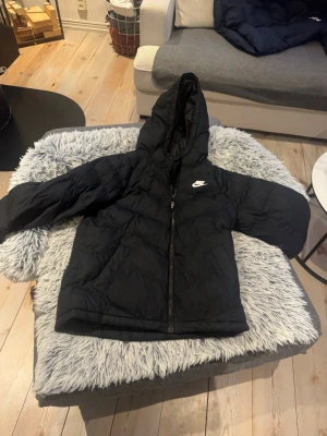 Nike jacka  - Nike jacka storlek 158-170 inte andvönd så mycket. Bra pris för bra jacka hör av er vid minsta fundering