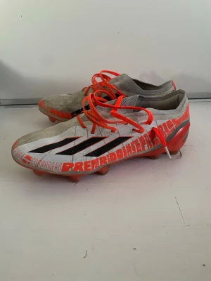 Adidas crazyfast - Säljer mina skor som är i bra skick  har knappt använt de så hade varit kul om de kom till användning skönt är de med