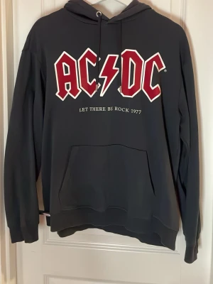 Acdc hoodie - En acdc hoddie från H&M i bra skick. 