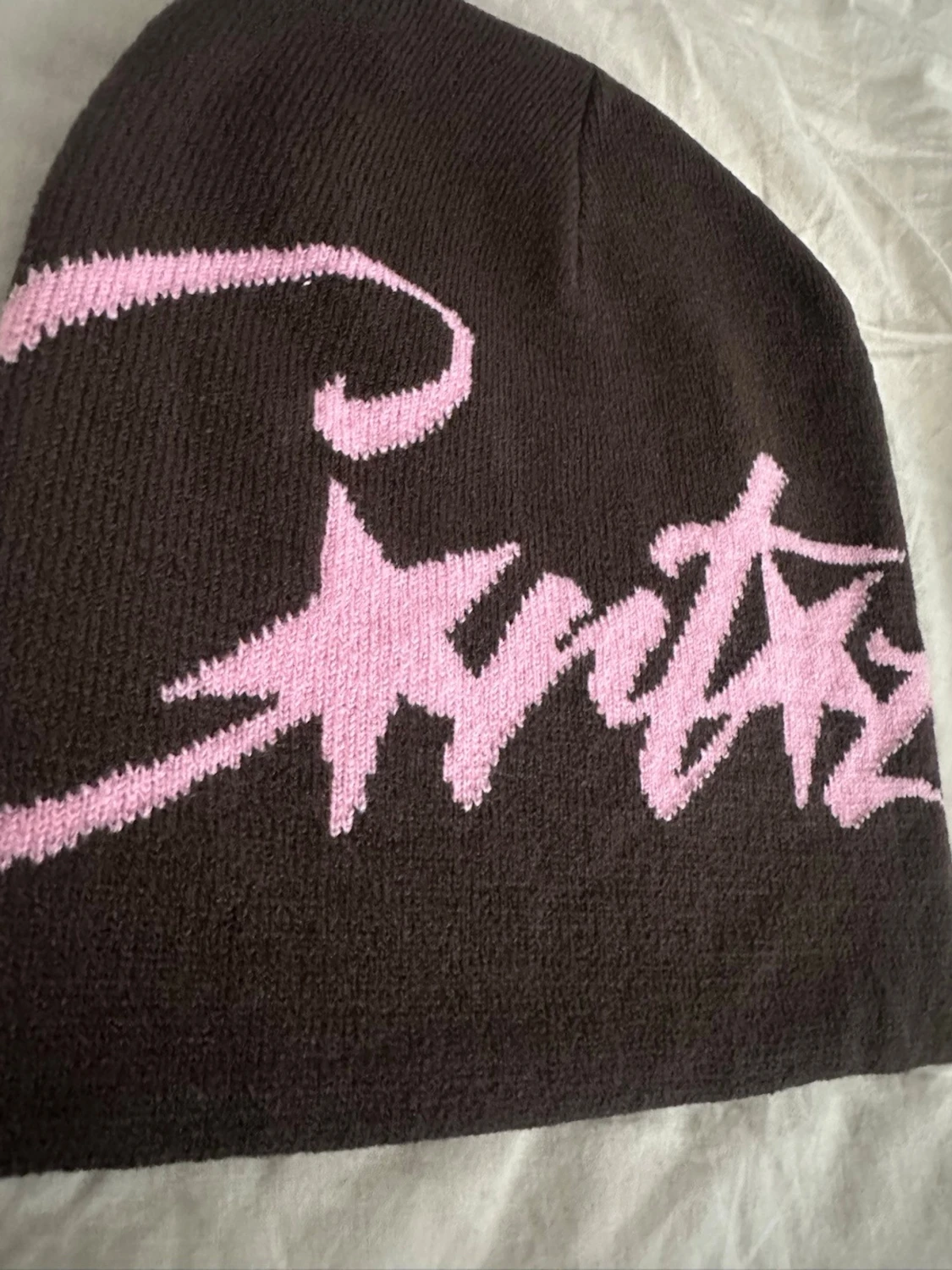 Brun mössa från Caritz med rosa tryck - 1