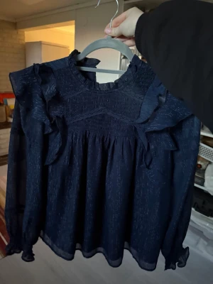 Mörkblå volangblus från gina💙 - Mörkblå blus med volangdetaljer🩵💙