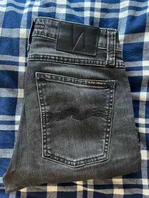 Nudie jeans  - Nudie jeans, modell skinny Lin, jeansen är uppsydda och har en total längd på 80cm så motsvarar ungefär L28. JAG SKICKAR EJ FLER BILDER PÅ JEANSEN! för storleksguide hänvisar jag till måtten och för bättre inblick i passformen rekommenderar jag att googla på modellnamnet. :) 1.110