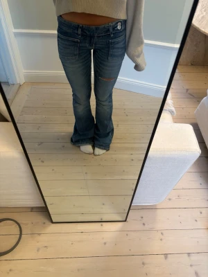 Lowwaist bootcut jeans  - Lågmidjade bootcut jeans från Gina tricot. Nyskick, inga defekter. Storlek: S 14+