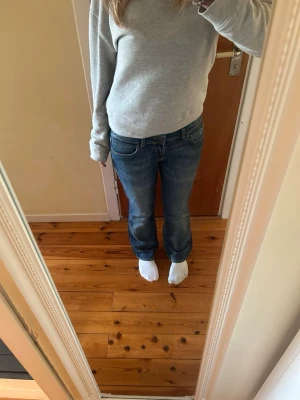 Tommy Hilfiger Bootcut low waist jeans - Säljer mina snygga Tommy Hilfiger Bootcut low waist jeans. Trendig modell som passar nästan till allt. Storlek: 30W 32L. Midjemått tvärs över: 40cm. Godkänner prisförslag vid snabba affärer!