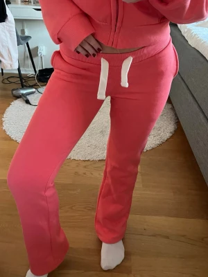 korall mjukisbyxor - FÄRGEN ÄR KORALL!! från gina young 14+, aldrig använd enbart tvättade en gång🧡💞🧡💞 slut i alla storlekar online