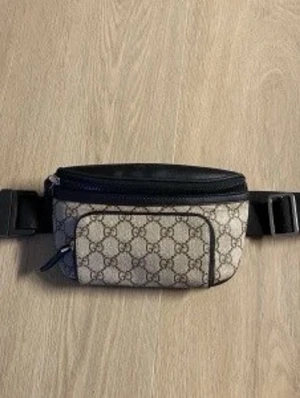 Beige G G magväska  - Jag säljer min G-G magväska eftersom jag inte använder den 