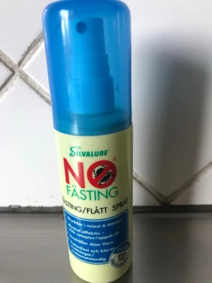 Silvalure NO Fästing Spray - Praktisk sprayflaska med blått lock och ljusgul etikett. Silvalure NO Fästing Spray används för att skydda mot fästingar och flått. Innehåller aloe vera och är vattenresistent. Enkel att ta med i väskan under utomhusaktiviteter.