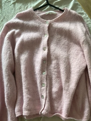 Cardigan - Rosa stickad kofta/cardigan. Storlek Xs men passar även som en S. Mycket bra skick
