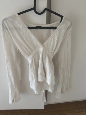 Vit omlottblus från Gina Tricot - Har några små fläckar bak på armen typ som inte går bort, finns att se på sista bilden