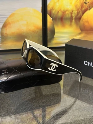  Ch@nel solglasögon - Helt nya, med box, kort.