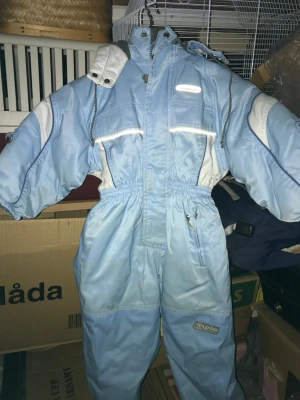 Säljes olika barnoveraller mm för olika priser - Säljes barnoveraller plus jacka & byxor i olika storlekar 104, 92 & 62 från Hm, Åhlens. (se fotona). För overallerna 250kr styck & 150 kr styck för ljusblåa jackan & byxorna. Finns i Salem, men kan tas med när jag åker mot Nykvarns/Järnahållet eller mot Stockholmshållet.