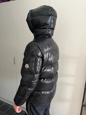 Moncler dunjacka herr - Säljer en herr Moncler dunjacka i modellen Ecrins Giubbotto i storlek 3L! Använd fåtal gånger och inga defekter så i nyskick. Köptes på NK i Stockholm 2023 för 16999kr. Äkthetsbevis går att se på sista bilden! Hör av er vid intresse och få kontakt med säljaren 
