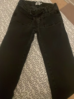 Grå svarta bootcut jeans  - Jätte fina 