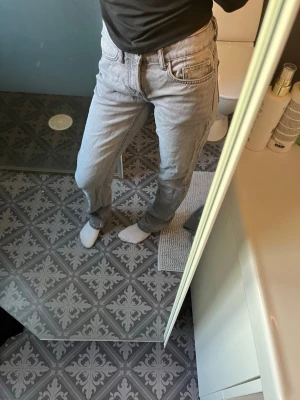 Gråa raka  jeans med medelhög midja  - gråa jeans från lager 157 med rak passform och medelhög midja. 3 extra knappar i gylfen förutom den vanliga.
