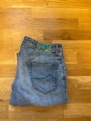 Blå Jacob Cohën jeans - Säljer det här riktigt feta paret Jacob Cohën jeans i modell 622 (slimfit). 🍾🍾Strl32. Nypris på dessa 5000💸 Det är ett hål i knät men jag ser det bara som en fet detalj 🔥🔥 Kontakta mig vid minsta fråga!