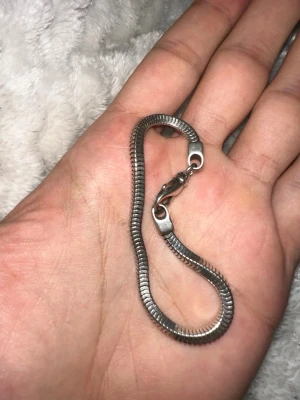 Silvrigt ormkedjearmband - Snyggt armband i silver 925 med ormkedjedesign. Armbandet har en stilren och modern look med ett robust spänne som gör det enkelt att ta på och av. Perfekt accessoar för att lyfta din outfit med en clean och trendig vibe.