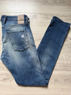 Replay jeans  - || ett par riktigt goa replay jeans i blå färg med snygga design slitningar || Storlek W33 L34 || väldigt bra skick, inga defekter. || vid fundering är det bara att hojta till !