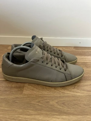 Unika Saint Laurent Skor - Säljer ett par unika och feta Yves Saint Laurent skor i färgen grå! Inget OG följer med tyvärr! Skriv om du har några frågor eller funderingar!