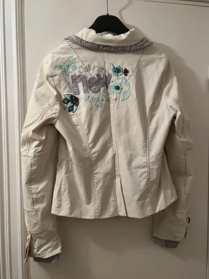 Jacka/kavaj - Krämvit jacka/kavaj från Desigual i Storlek 40 men liten i storleken mer som en 38.