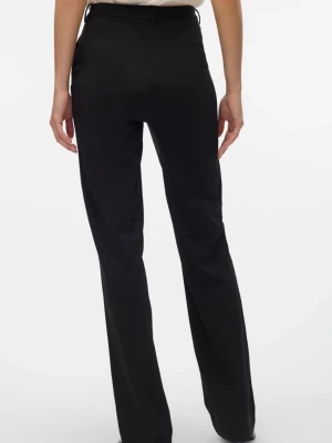 Svarta raka kostymbyxor - Snygga svarta kostymbyxor med rak passform och hällor för skärp. Byxorna har klassisk midja och stängs med dragkedja och knapp. Perfekta för en stilren och clean look.