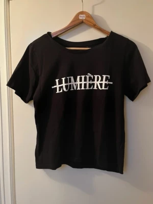 Svart t-shirt - Svart T-shirt med tryck i storlek S från Etirel, fint skick