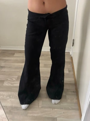 Lågmidjade flare kostymbyxor  - Jätte fina kostymbyxor som är Lågmidjade från VERA MODA.  Tyvärr saknar den ett spänne men går fortfarande att ha på sig.  Kolla bild 3 Innerbenslängd: 80cm Passar mig som är stl XS/S Ställ gärna frågor och pris går att diskuteras!!