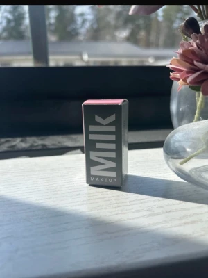 Milk Makeup Lip + Cheek 'Werk' Rouge - Milk Makeup Lip + Cheek i färgen 'Werk'. Bulushen är helt oanvänd men locket är borttaget.🩷