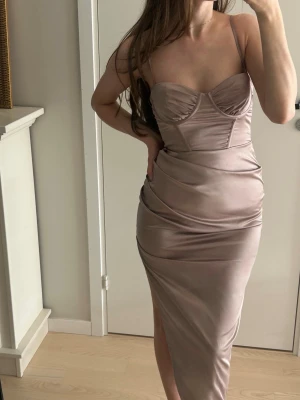 Klänning - Jaded Rose - Asos - Klänning i storlek 6 (small?). Oanvänd med tagg kvar.