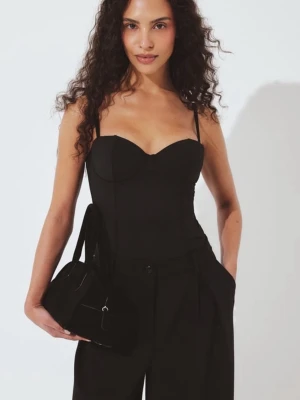 Svart body med band och bygelkupor - Helt ny body från nakd som jag säljer för att den är för liten❤️Trendig svart body med bygelkupor och smala band. Perfekt att styla med både jeans och kostymbyxor för en cool look.