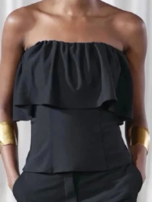 Svart axelbandslös volangtopp - Svart volang topp från Zara som är helt slutsåld💕 