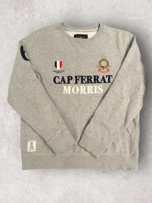 Morris sweatshirt  - Skick: mycket bra.                                                                         Storlek: M.                                                                                   Färg: grå Snygg och stilren sweatshirt från Morris i grå färg med tryck framtill. Använd få gånger och i mycket bra skick, inga fläckar eller hål. Perfekt till vardag och en lite schysstare outfit, avslappnad stil.  Skriv vid frågor!