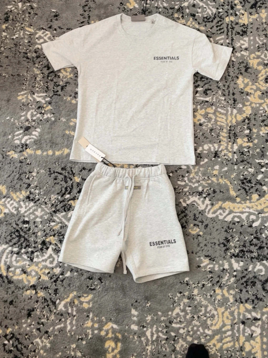 Grått Essentials set med t-shirt och shorts - 1