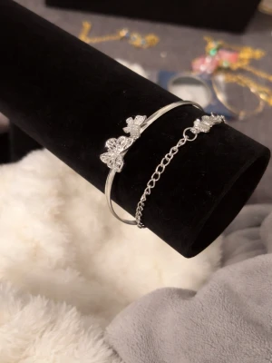 Silverfärgat armband med fjärilar -  armband i silverfärg med detaljerade fjärilar och en tunn kedja. 