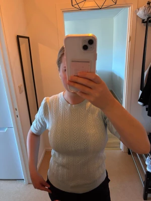 Turkos topp - Super fin turkos topp med trekvartsärm från b.young. Använd kanske 3-4 gånger så nästan ny skick. Köpt för 450kr.