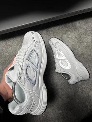 Vita b30 skor - Ett par vita b30 skor som är storlek 45. Skorna är helt nya och oanvända. OBS original box kommer inte med.